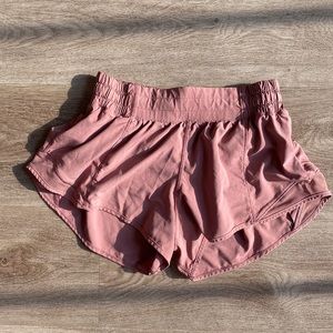 Lululemon Hotty Hot Low-Rise Short Size 4 in Velvet Dust